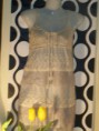 Hermoso vestido con detalles de encaje en tonos gris y crudo. Tiene detalle de macramé en el busto.